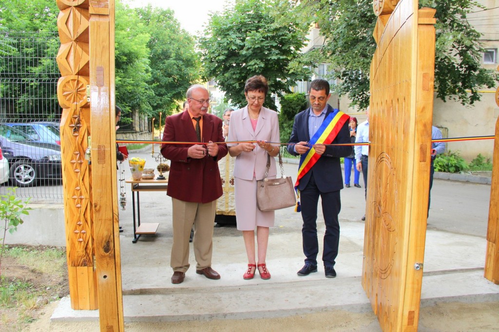 Elevii Liceului Teoretic au o nouă poartă de intrare