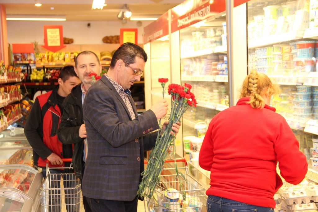 Primarul Daniel Nicolaș a oferit flori de Ziua Internațională a Femeii