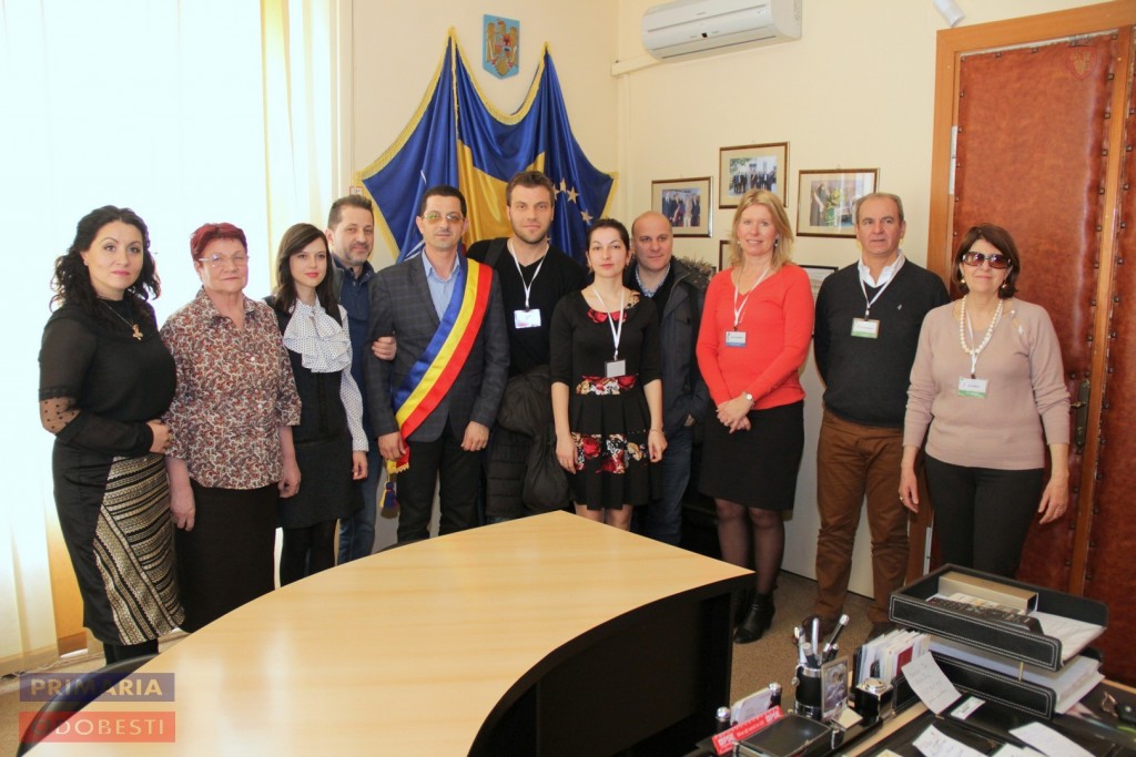 Tinerii din proiectul «L’Europe des Religions» au vizitat Primăria Odobești