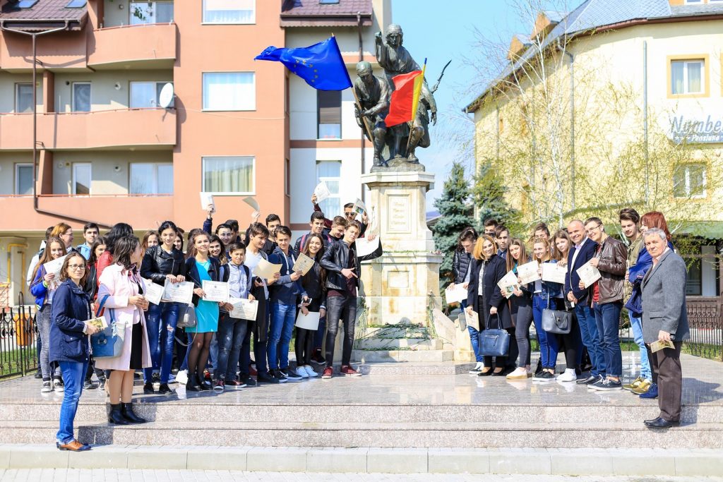 Tinerii i-au comemorat pe eroii din Odobești