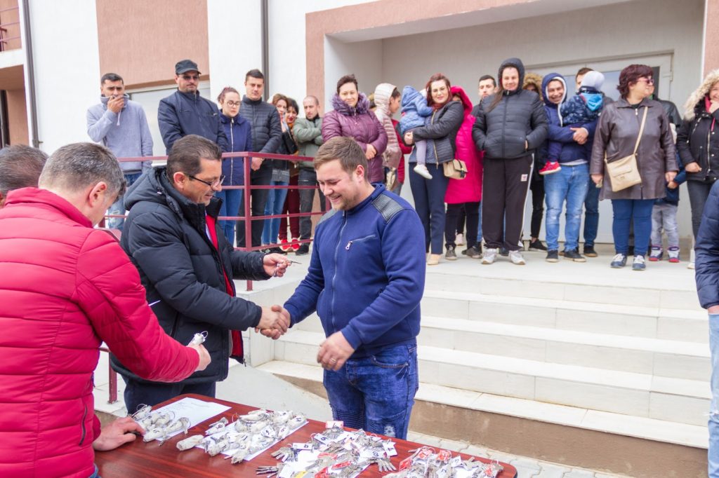 Primarul din Odobești a înmânat cheile beneficiarilor a 60 de locuințe sociale