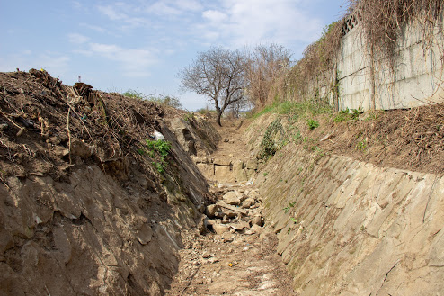 Canalele de colectare a apelor pluviale din Odobești sunt reparate și decolmatate